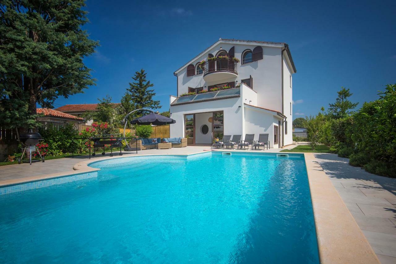 Villa Andrija Family Dream With Heated Pool At The Sea With Beautiful Garden, Outside Cinema And Kids Playground فاجانا المظهر الخارجي الصورة