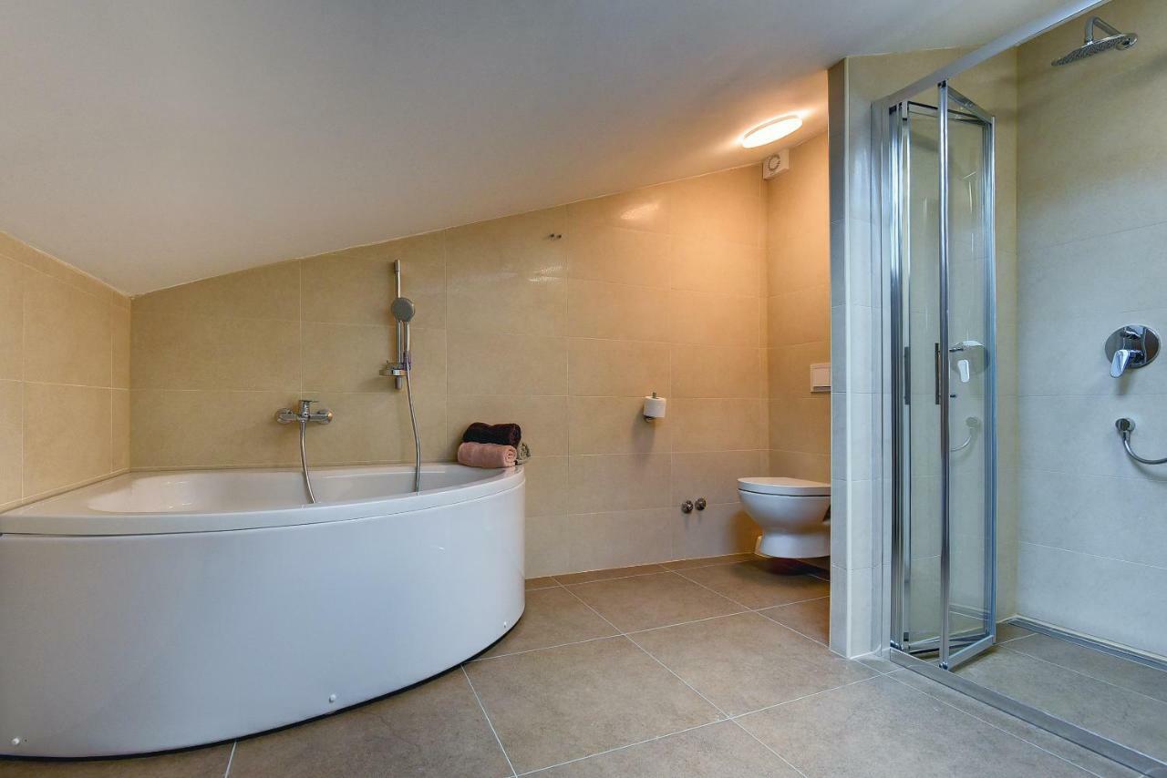 Villa Andrija Family Dream With Heated Pool At The Sea With Beautiful Garden, Outside Cinema And Kids Playground فاجانا المظهر الخارجي الصورة
