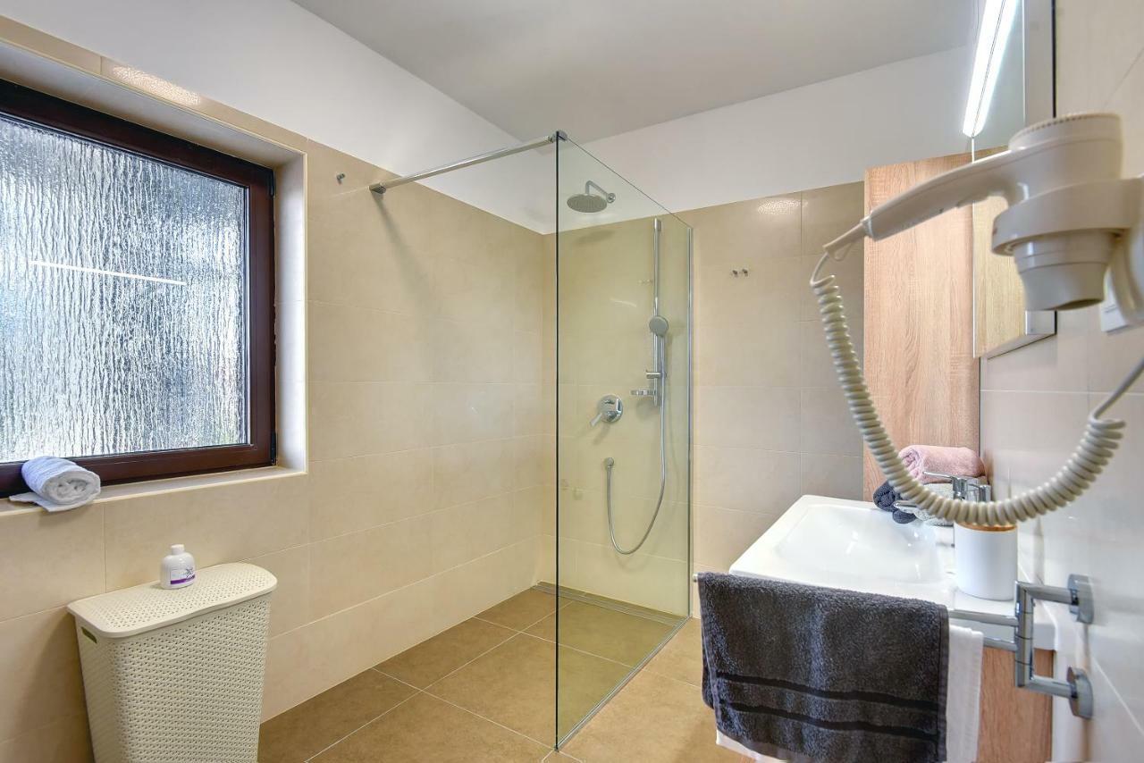 Villa Andrija Family Dream With Heated Pool At The Sea With Beautiful Garden, Outside Cinema And Kids Playground فاجانا المظهر الخارجي الصورة