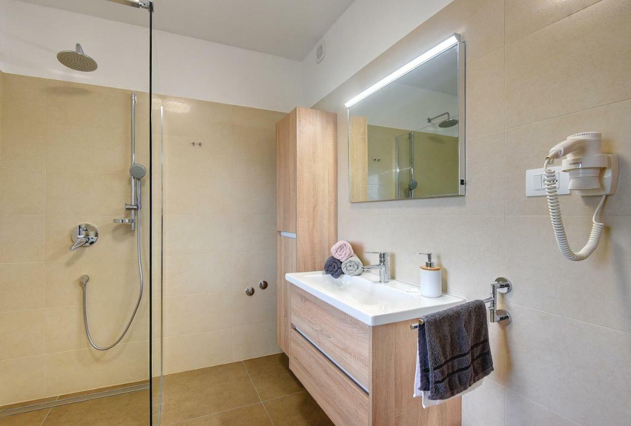 Villa Andrija Family Dream With Heated Pool At The Sea With Beautiful Garden, Outside Cinema And Kids Playground فاجانا المظهر الخارجي الصورة